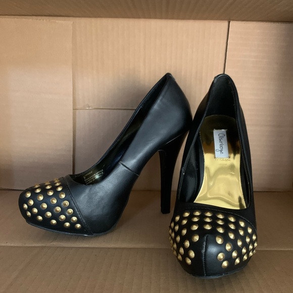 Like new gold studded heels - Picture 4 of 7